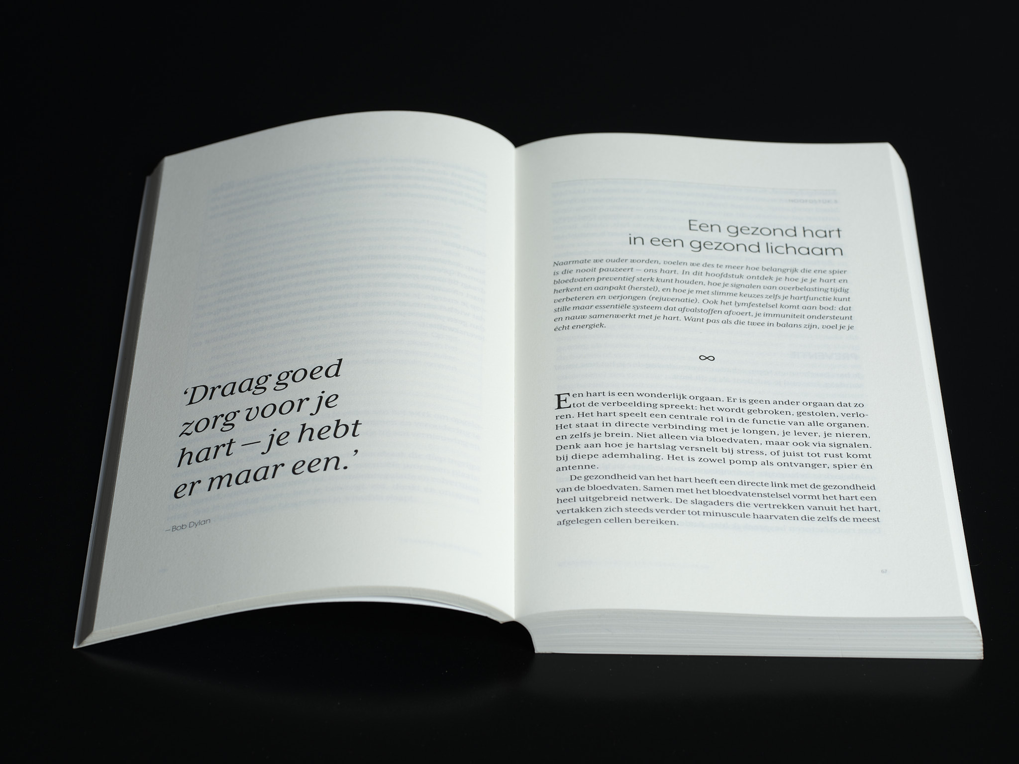 “Voor de vormgeving van het binnenwerk wilde ik me niet vastpinnen op enkel het rechttoe-rechtaan opmaken van een wetenschappelijke tekst. Prof. Dr. Sofie Claeys deelt met de lezer haar jarenlange expertise over hoe we een gezond leven kunnen leiden. A touch of lifestyle was dus helemaal op zijn plaats.”